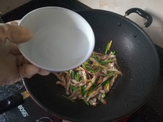 10、#下酒菜#炒白公鱼干,爆炒后加小半碗水焖煮一会儿