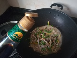 11、#下酒菜#炒白公鱼干,鱼干软后加入蒸鱼豉油