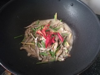 12、#下酒菜#炒白公鱼干,加红辣椒，喜欢辣的宝宝可以加很多辣椒酱哦，我不太喜欢，就没有加