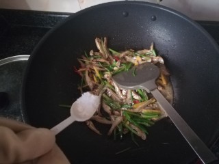 13、#下酒菜#炒白公鱼干,加盐巴