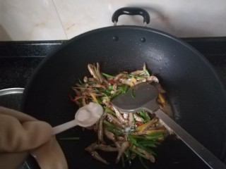 14、#下酒菜#炒白公鱼干,加味精，快速翻炒，起锅