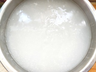 8、豌豆凉粉,倒入盆中，放凉