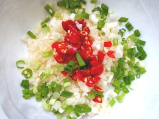 12、豌豆凉粉,香葱摘好洗净切碎和蒜泥米辣装入碗中