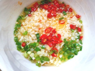 14、豌豆凉粉,倒入碗中泼入蒜泥