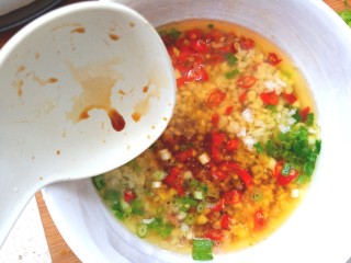 15、豌豆凉粉,碗中放入少许盐，味精，生抽，醋，香油，辣椒油