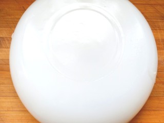 17、豌豆凉粉,凉粉凉好，扣到案板上，切成条装盘