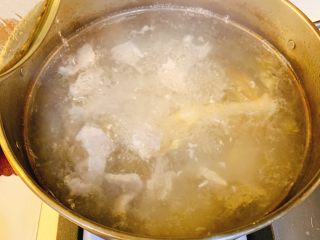 2、瘦肉豆腐鲫鱼汤,锅内放入瘦肉鸡爪，大火煮开后，小火慢炖