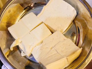 4、瘦肉豆腐鲫鱼汤,豆腐切块待用