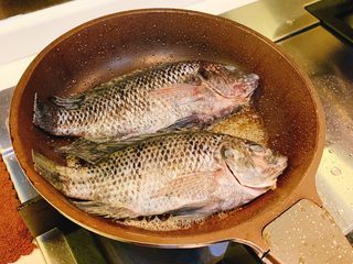 5、瘦肉豆腐鲫鱼汤,冷锅热油，煎鲫鱼