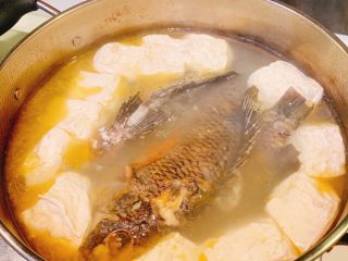 7、瘦肉豆腐鲫鱼汤,出锅后加入盐即可