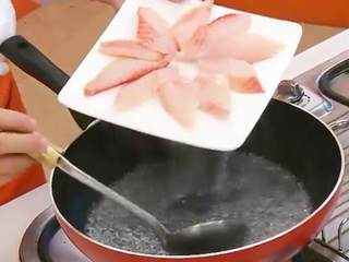 1、泰式酸辣鱼片,切好的鱼片摆盘，用热水淋到熟