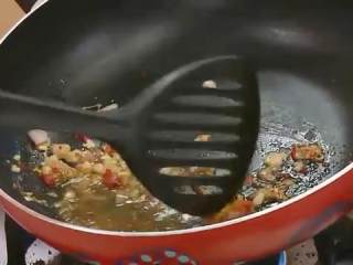 2、泰式酸辣鱼片,热锅倒油，放入蒜头、辣椒、红葱头爆香，倒入椰糖、鱼露和米酒翻炒，挤入柠檬汁