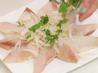 3、泰式酸辣鱼片,把洋葱丝、香菜放在鱼片上