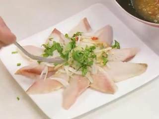4、泰式酸辣鱼片,淋上做好的酱汁即可