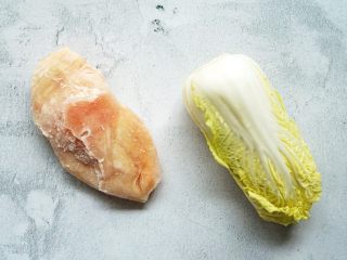 1、这份爽口的鸡丝拌娃娃菜，春燥时正润,准备好所有食材。