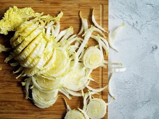 2、这份爽口的鸡丝拌娃娃菜，春燥时正润,娃娃菜洗净切丝。