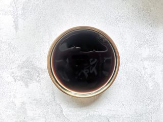 3、这份爽口的鸡丝拌娃娃菜，春燥时正润,碗里放入白醋，康乐醋，加上少量的糖混合。