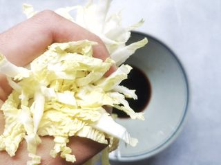 4、这份爽口的鸡丝拌娃娃菜，春燥时正润,将切好的娃娃菜丝与混合液搅拌均匀。