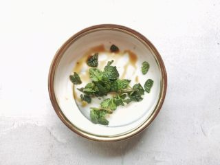 5、这份爽口的鸡丝拌娃娃菜，春燥时正润,薄荷稍作腌制。