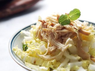6、这份爽口的鸡丝拌娃娃菜，春燥时正润,娃娃菜装碗，鸡丝放在娃娃菜上，点缀薄荷即可。