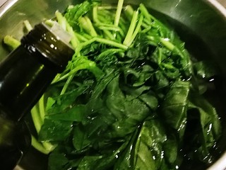 3、蛋香鸡肉菠菜糕,菠菜焯水  水中加1克盐和几滴食用油