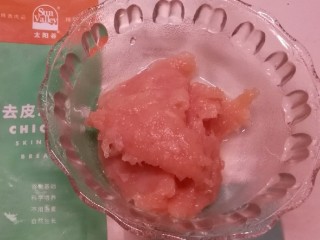 6、蛋香鸡肉菠菜糕,鸡肉解冻后剁成肉泥