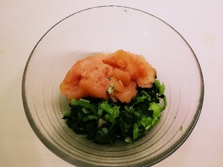 7、蛋香鸡肉菠菜糕,与菠菜一起放入碗里