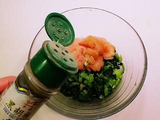 8、蛋香鸡肉菠菜糕,加入2克盐和胡椒粉