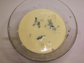 11、蛋香鸡肉菠菜糕,倒入蛋液 与菠菜和鸡肉充分融合  搅拌均匀