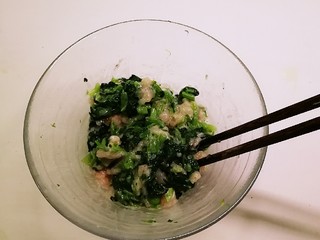 10、蛋香鸡肉菠菜糕,搅拌均匀