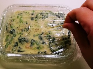 12、蛋香鸡肉菠菜糕,放入蒸制的器皿中  加盖保鲜膜 用牙签扎几个小孔