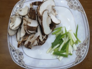 2、宝宝香肠,香菇切片，小香葱切小段
