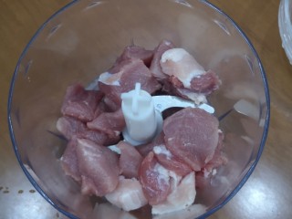 3、宝宝香肠,猪肉切小块，放进绞肉机