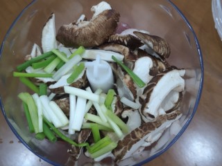 4、宝宝香肠,加入香菇片和葱段