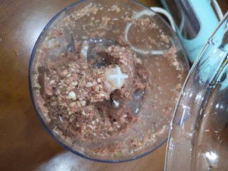 5、宝宝香肠,想把这三样打碎，加入30克清水打得更细腻