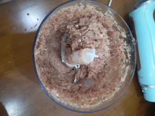 6、宝宝香肠,加入清水，绞肉机打肉泥成这形状，