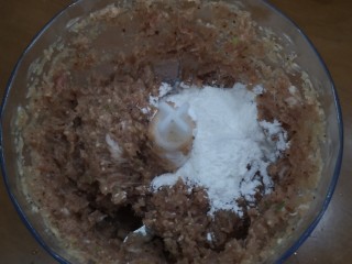 7、宝宝香肠,加入玉米淀粉和蛋清，对蛋清过敏的宝宝可以把蛋清换成30克的清水，绞肉机继续打碎