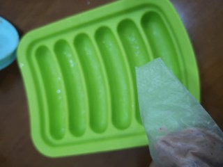 11、宝宝香肠,装好肉泥的裱花袋剪一个小孔