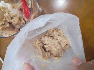 9、宝宝香肠,把肉泥装进裱花袋