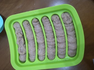 12、宝宝香肠,对着香肠模具挤出肉泥