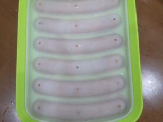 13、宝宝香肠,挤的满一点，盖好盖子，蒸出来会比较满模