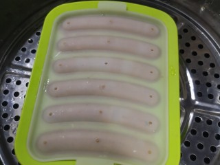 14、宝宝香肠,上锅蒸，大火烧开转中火半小时，水多放一点，因为是生肉，中间要是发现水少了再加麻烦