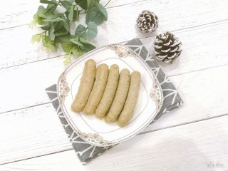 16、宝宝香肠,出锅装盘，小宝看见了，抱住大腿，眼巴巴的看着我????