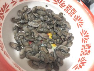 1、彩椒炒花甲,花甲买回来水泡着吐沙两个小时