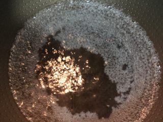 2、彩椒炒花甲,锅内烧热水