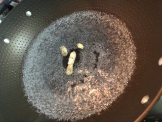 3、彩椒炒花甲,放入姜片