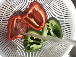 7、彩椒炒花甲,青红椒洗净开边