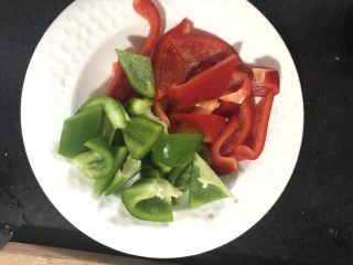 8、彩椒炒花甲,切成小块