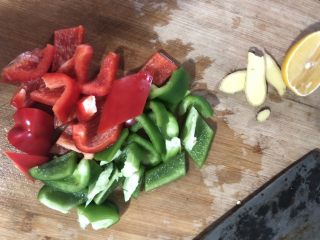 9、彩椒炒花甲,另切几块姜片备用