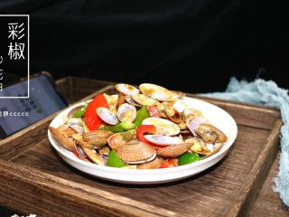 16、彩椒炒花甲,颜色丰富多彩，好吃！